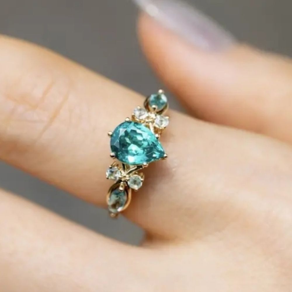 Ladies Elegant Gold and Green Gemstone Ring Sz 6